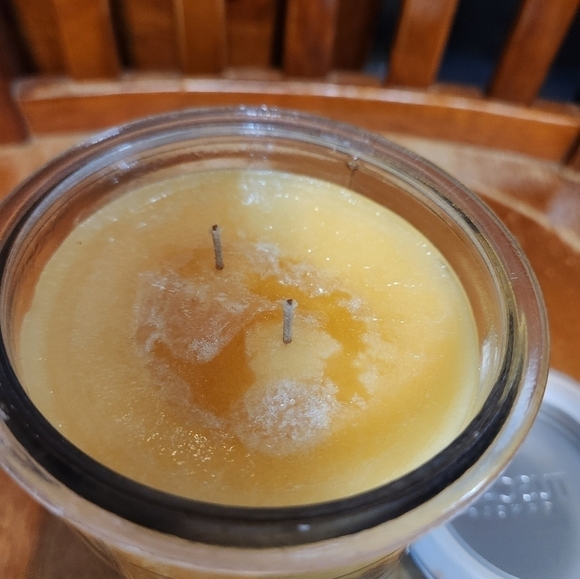 Tuscany Candle 18oz - Picture 3 of 4